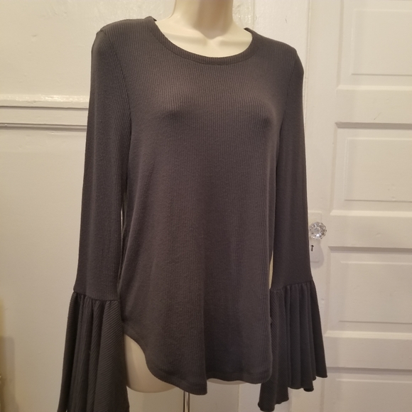 CHASER Gray Ribbed Top Flounce Sleeve Size Medium NWT Host Pick - Picture 3 of 9
